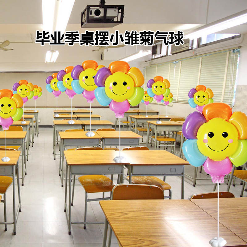Holding sunflowers, smiling faces, decorative props, clips, small Daisy balloons, taking photos, ground promotion, scanning codes, and small gifts details Picture
