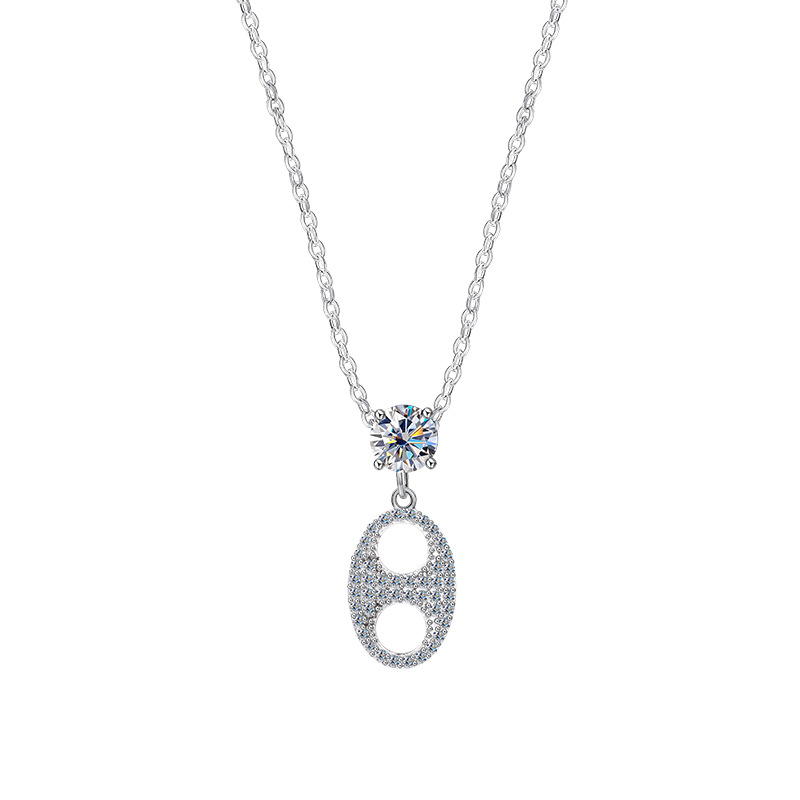 Zhuoheng Jewelry's 2026 New Hollowed-Out Pig Nose Necklace With A High-End Hong Kong Style For Women, A Trendy, Simple And Individual New Instagram Collarbone Chain Application Scenario