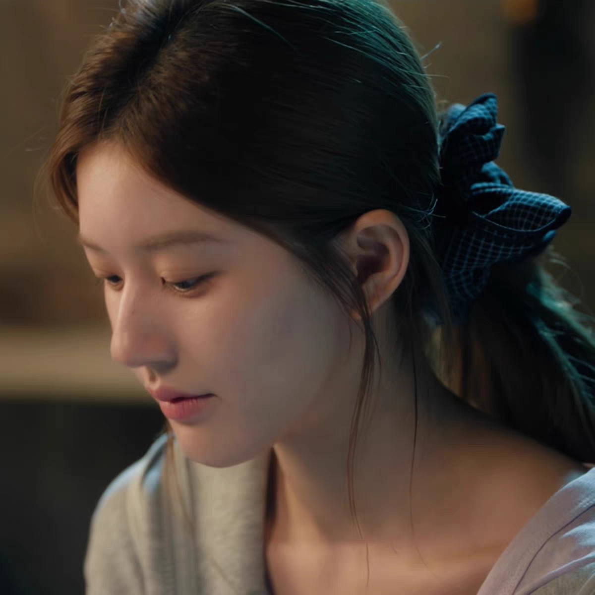 The same black checkered double-layer large intestinal hair band, oversized hair flower, Korean-style hair tie and low ponytail headwear as Zhao Lusi and Xu Yan details Picture