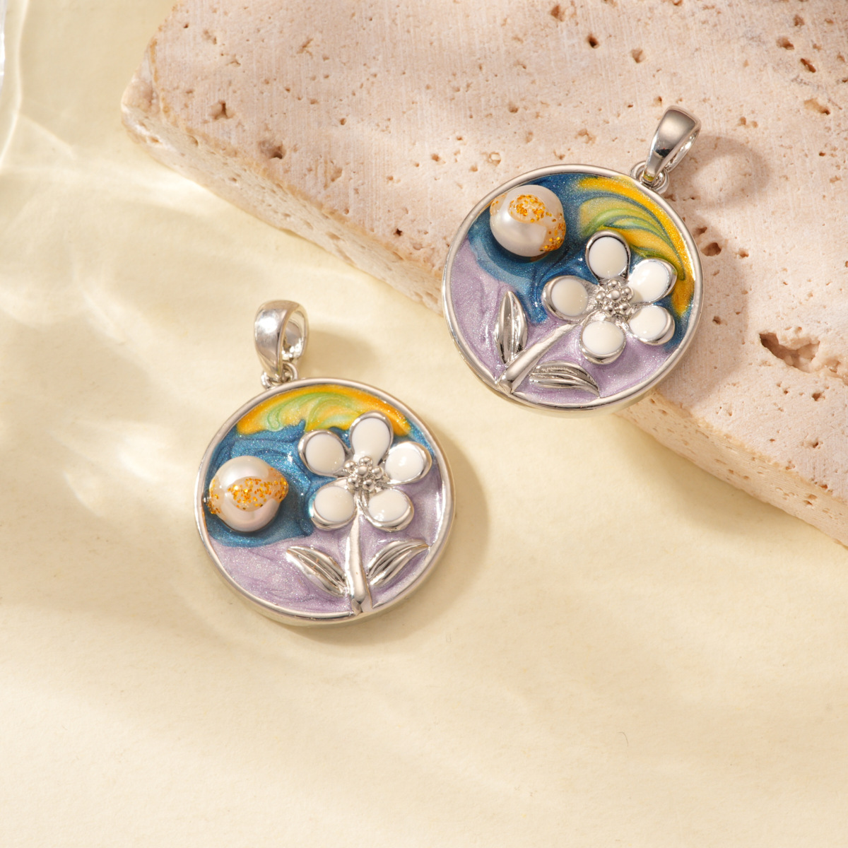 Oil-dripping flower oil painting style pendant, 18k copper gold-plated color retention high-end bracelet, necklace clasp DIY accessory Application Scenario