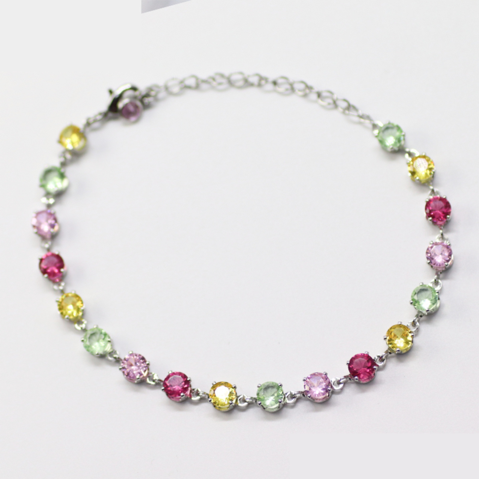 This is a high-quality classic round jewelry bracelet featuring the popular zircon element of "Beating Heart" from Shijia Item Picture