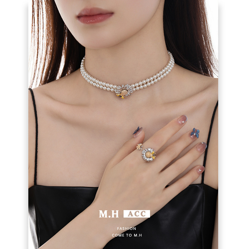 Daisy series earrings, original design for women, sweet and fashionable, original design, high-end and exquisite, 925 silver needle earrings details Picture