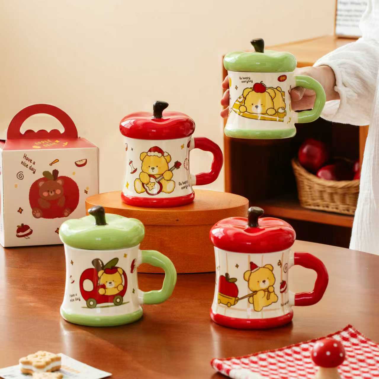 Creative covered ceramic cup, Apple Bear mug, Love Lover souvenir set, large capacity water cup with handle