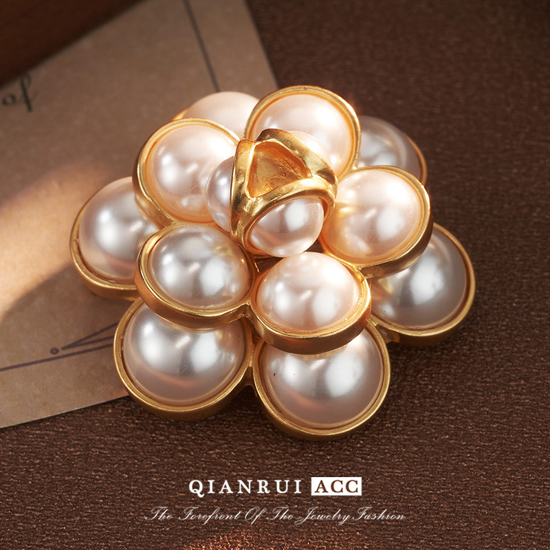 The new 2023 camellia brooch, chanel-style suit, brooch, belt buckle, hat decoration, silk scarf buckle, light luxury style Specification image