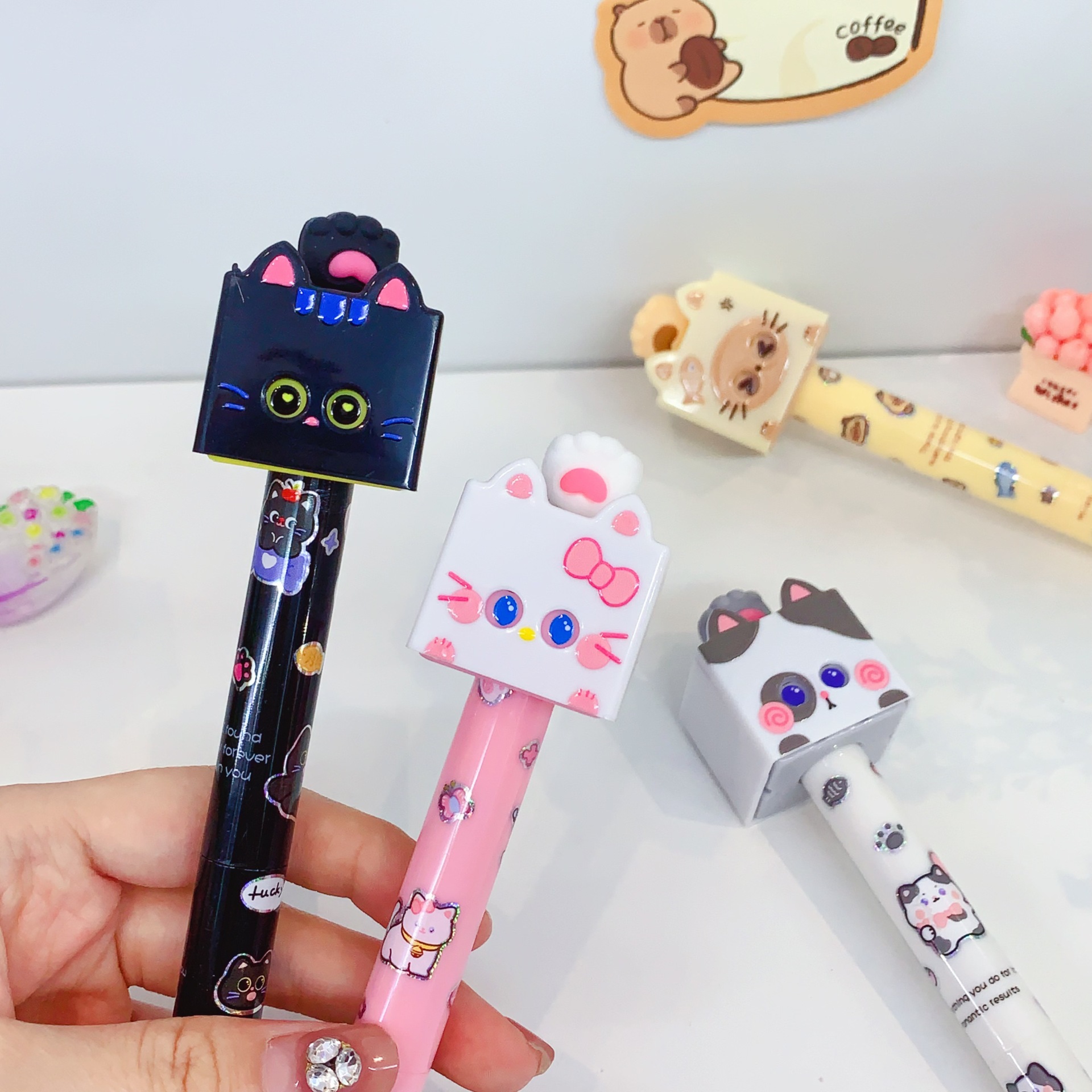 The new square "Pat Pat Fun" ballpoint pen features a cartoon-shaped design. It can change face with a pat and is fun and stress-relieving for students when writing Specification image