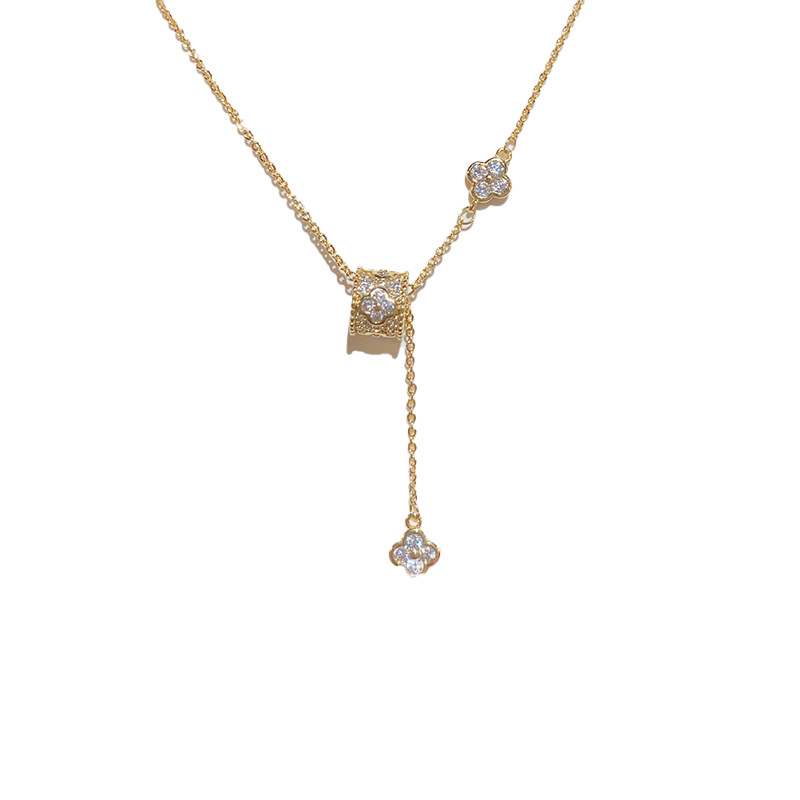 The light luxury and niche design exudes a sense of sophistication. The small waist four-leaf flower necklace with tassels is sweet and elegant, fashionable and versatile. It's a collarbone chain Item Picture