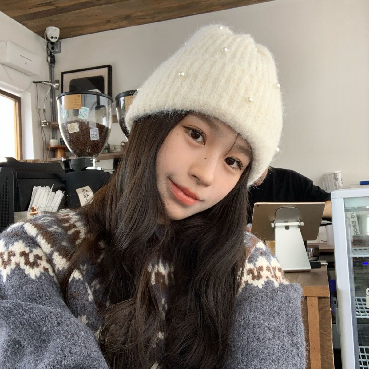 New autumn and winter heavy-duty pearl knitted woolen cap for women, a versatile ear-protecting knitted cap that makes the face look slimmer, keeps the head warm and cool Application Scenario