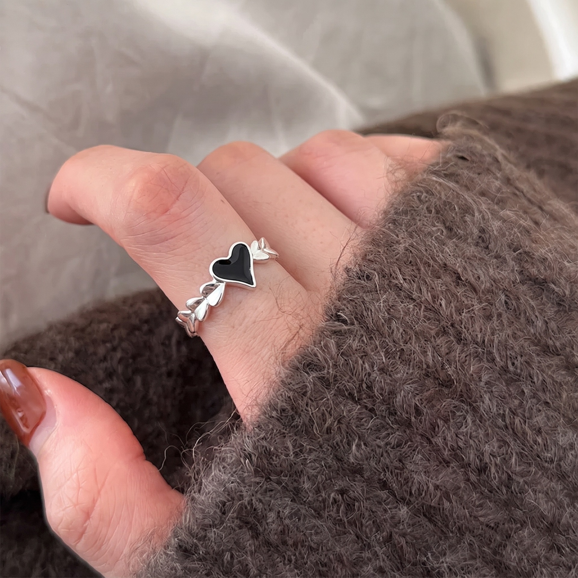 The Korean version s925 black glazed heart-shaped ring is fashionable, simple and versatile. It features a unique heart-shaped open ring design for women