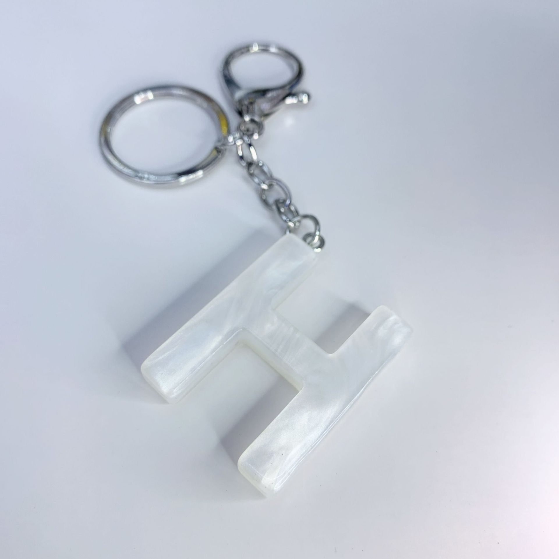 二十六个字母白色水纹亮色钥匙扣亚克力大写通用简约背包钥匙挂件