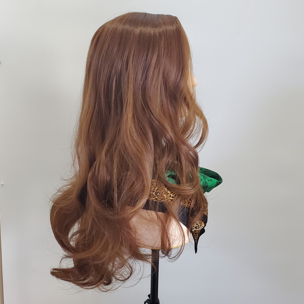 Women's long curly hair, orange-brown mid-parted bangs, women's full wig style Application Scenario