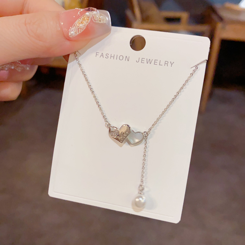 This is a unique, fashionable, sweet and versatile double heart-shaped pearl tassel necklace with a touch of elegance, individuality, and a light luxury design. It's a collarbone chain for women Specification image