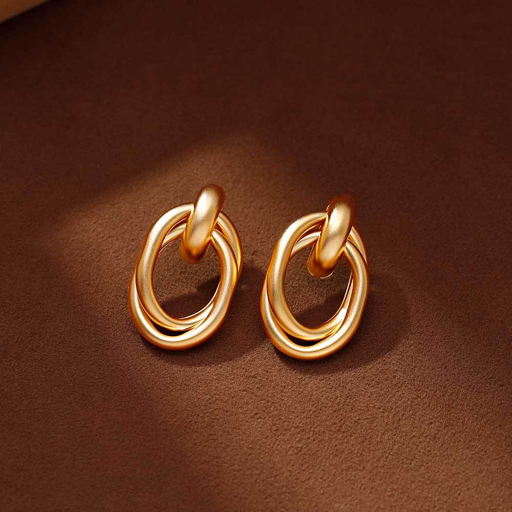 Hyacinth geométrico doble escalonado oval metal aretes personalidad versátil ligero de lujo moda alto sentido temperamento orejeras mujeres Application Scenario