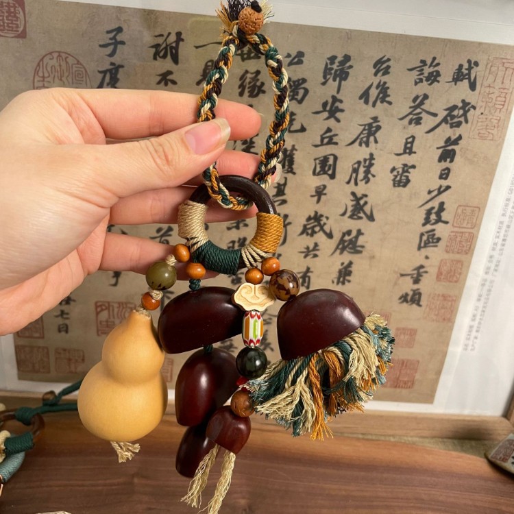New Chinese-style natural full-wish seed string, Bodhi fruit shell wrapped pendant, keychain woven, retro ethnic style Application Scenario