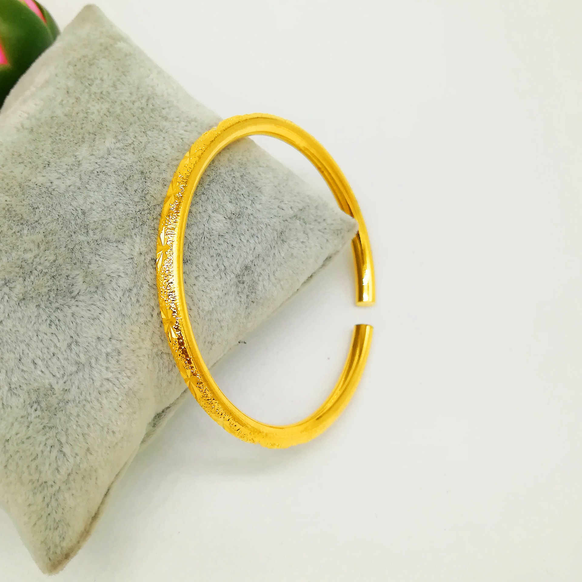 Open round bar starry sky bracelet is a hot sale at the street stall. It is made of pure brass plated with 24K real gold and can be customized directly from the manufacturer Specification image