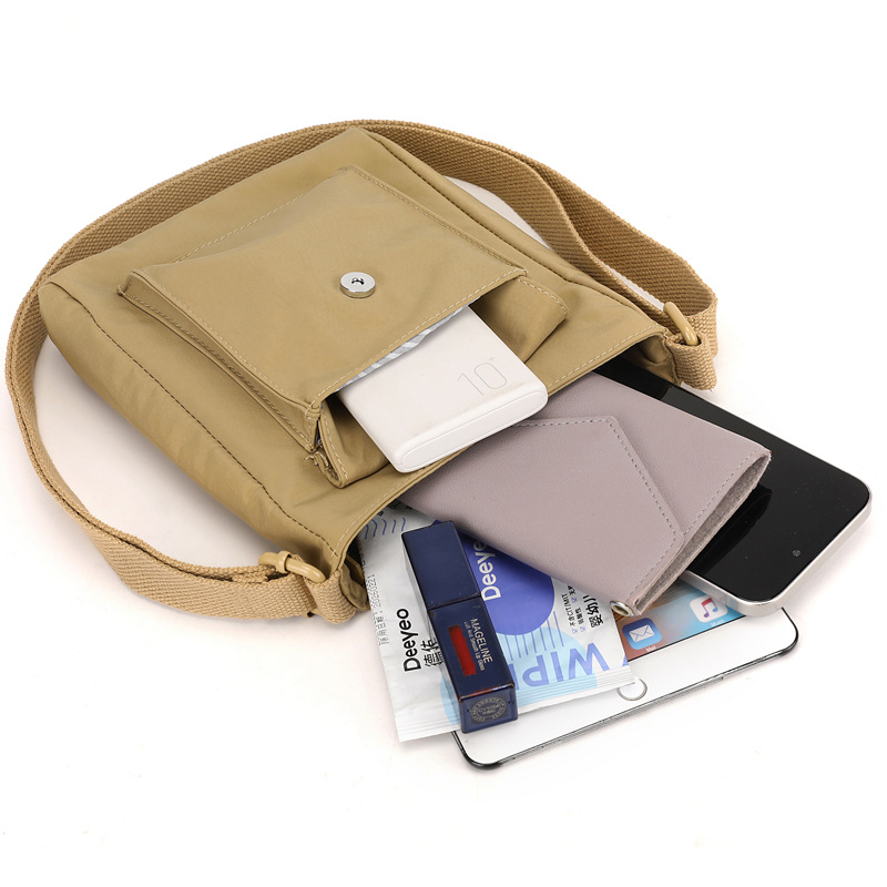 A new versatile, lightweight and simple single-shoulder crossbody bag for women's casual commuting Application Scenario