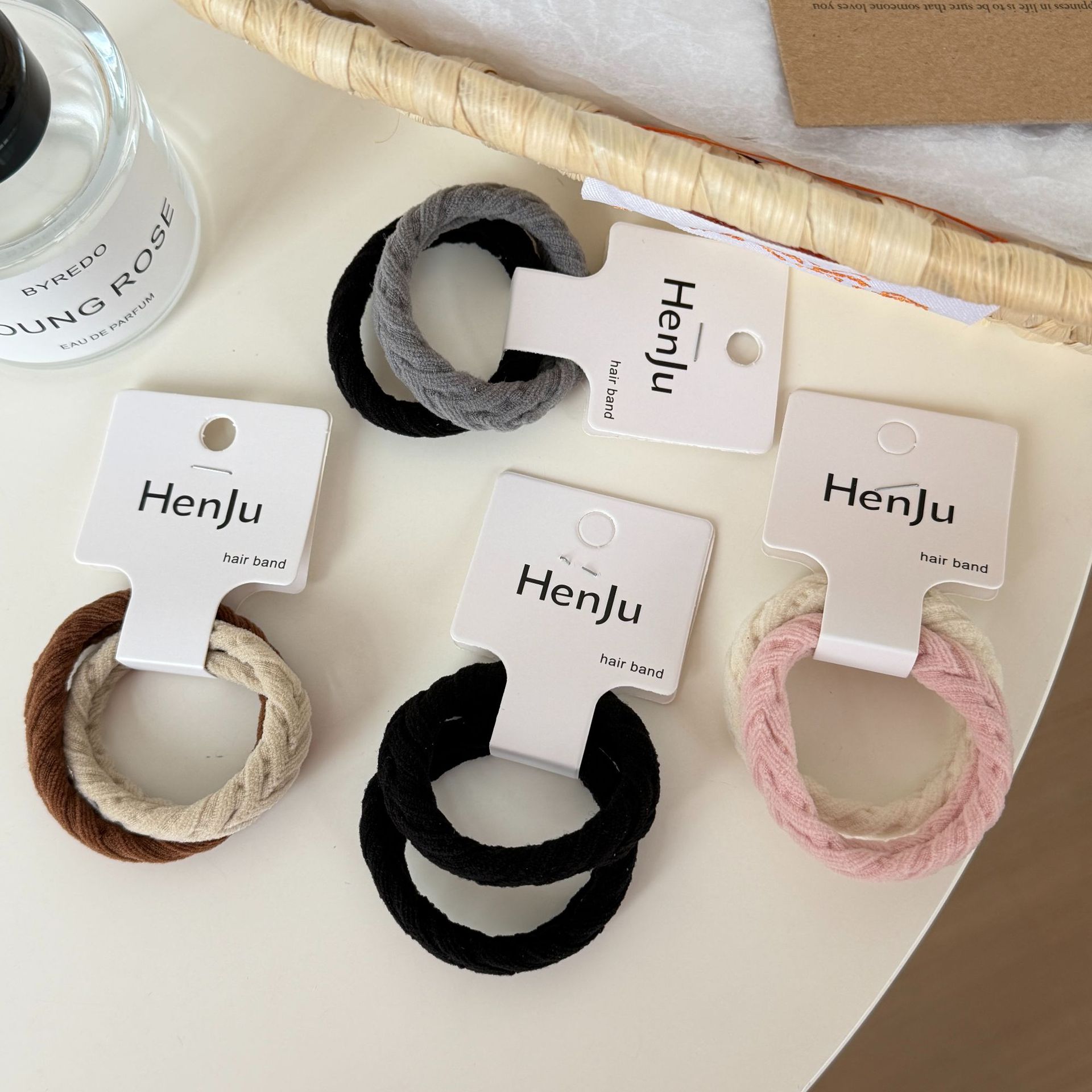 The Japanese-style laid-back style basic towel hair band is available in multiple colors. It is highly elastic and durable, easily creating a daily atmosphere Specification image