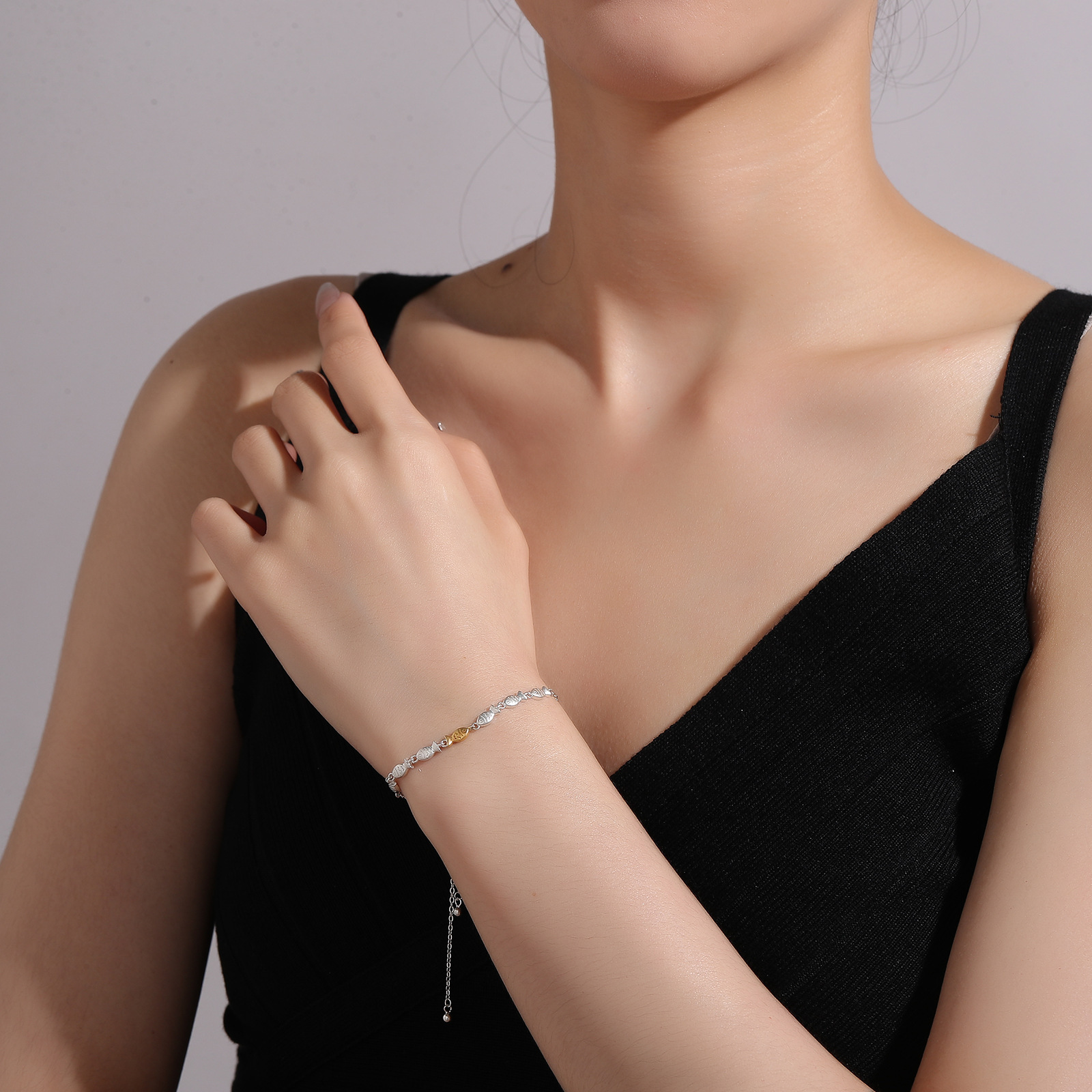 Silver Year Has a "Fish" bracelet for women, a small fish drawstring, and a minimalist Japanese and Korean design Application Scenario