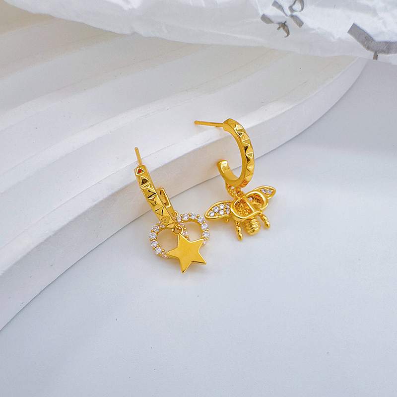 كانت هناك مغنية مغطاة بأغنيات النحل النحلة الصغيرة Specification image