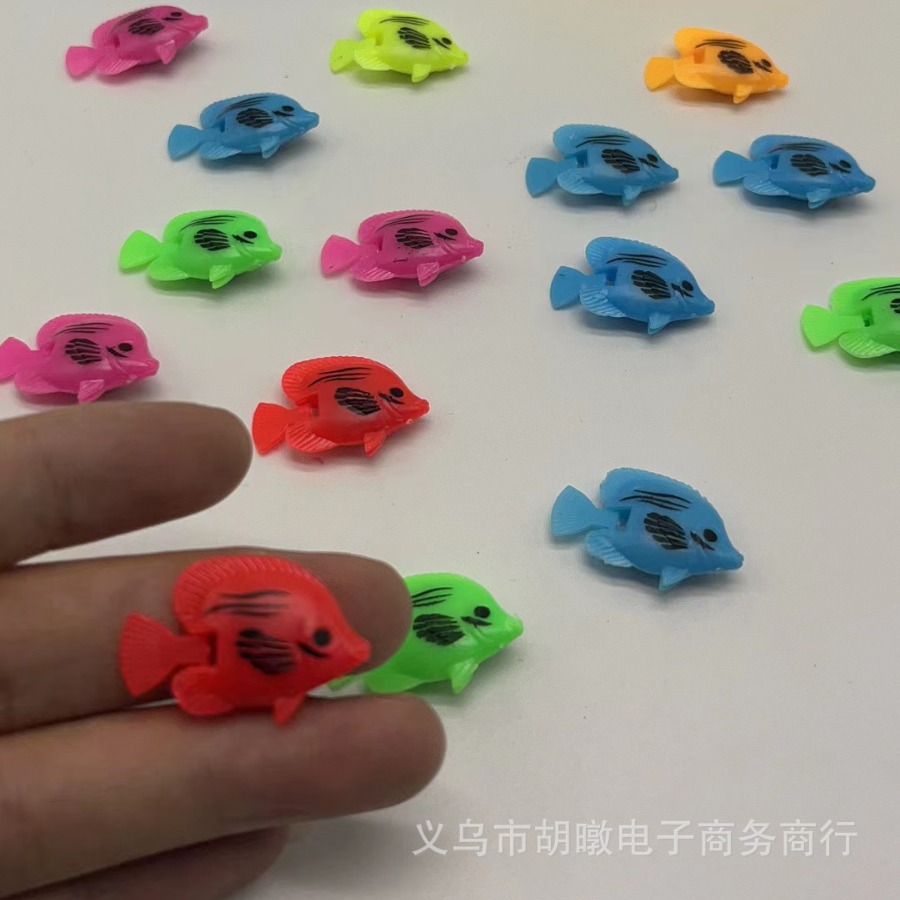 Simulated fish, ornamental fake fish, water balls, small fish tanks, decorative suspended fish, gashapon accessories, colorful plastic, 2.5CM small fish Application Scenario