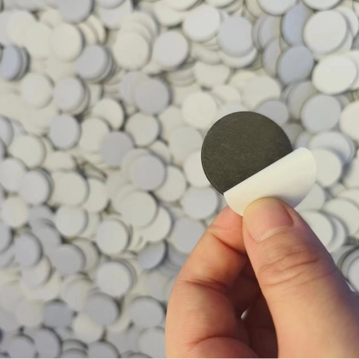 Strong round PE foam double-sided tape mirror DIY fixed back adhesive dot square high-adhesion hook double-sided tape Application Scenario