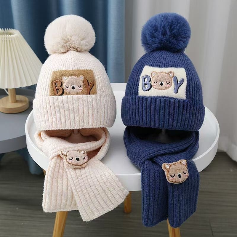 Wholesale of two-piece sets of children's warm hats, knitted woolen hats for boys and girls, ear protectants, and baby hats and scarves for autumn and winter from street stalls details Picture