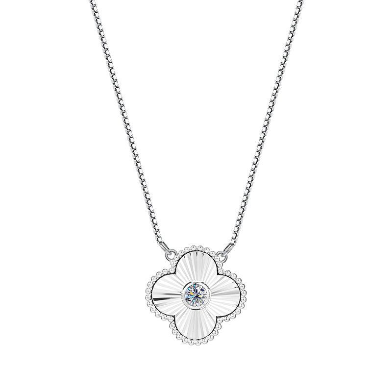 Zhuoheng selects the new 2026 four-leaf clover necklace for women, a sweet, niche and light luxury necklace, as a birthday gift for your girlfriend Moissanshi Application Scenario
