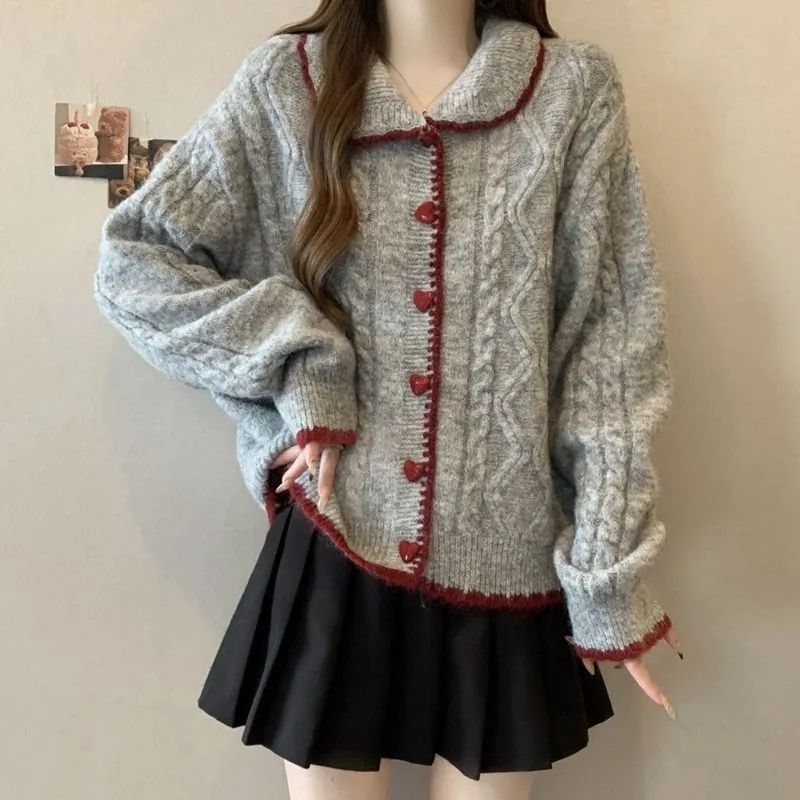 A gentle heart-shaped sweater with a doll-neck button and a twist, a new style of laid-back knitted coat and cardigan details Picture