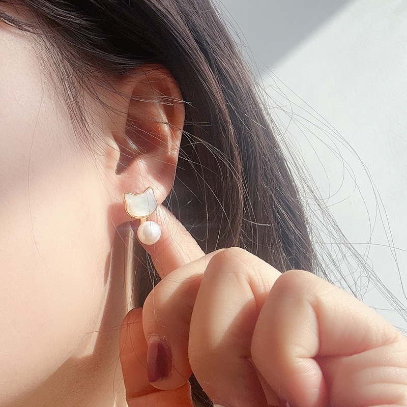 French natural freshwater pearl earrings with a light luxury and high-end feel, cold style stud earrings, and unique new fashion from a niche little cat Application Scenario