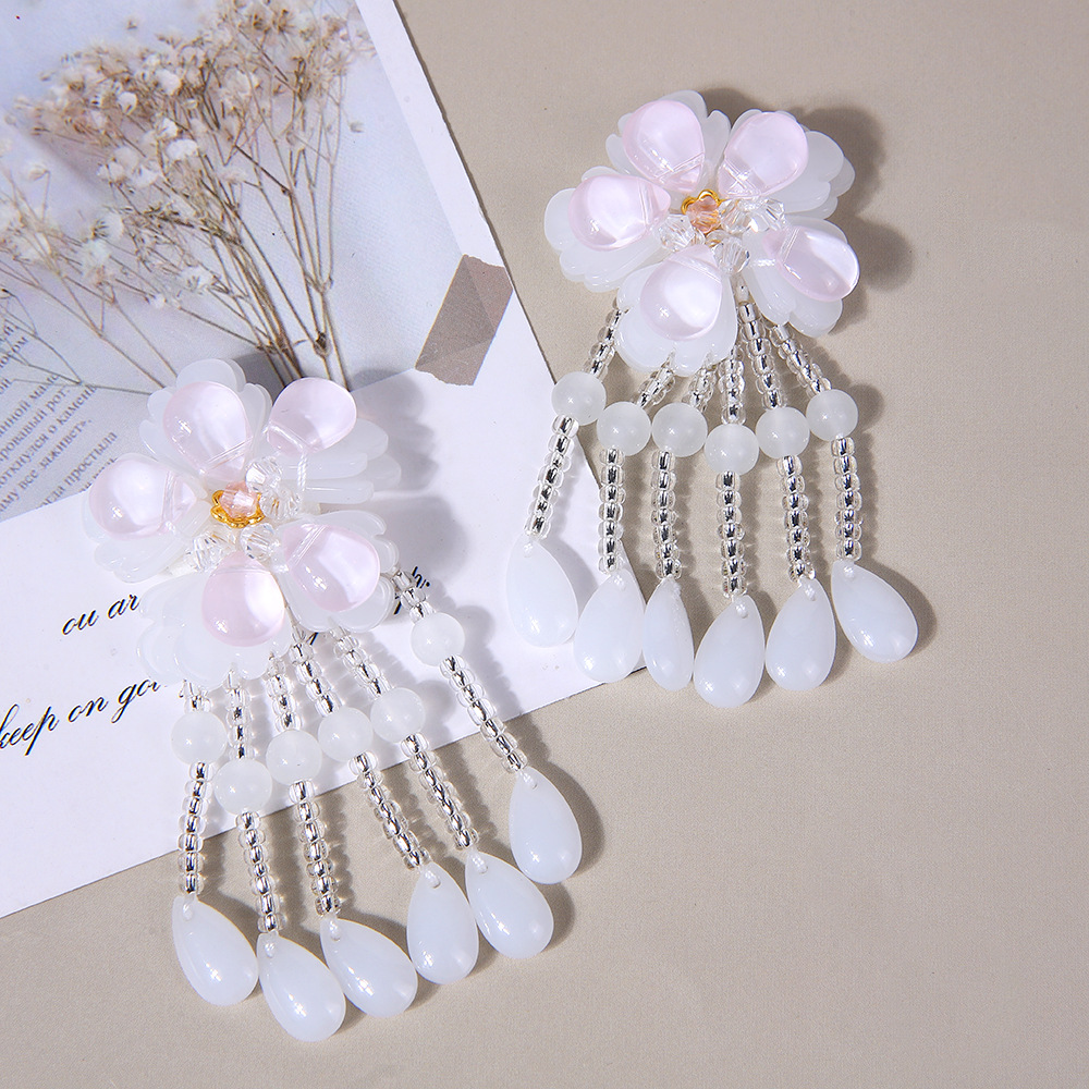 Factory wholesale of hand-stitched beaded fabric, crystal pendants, tassels, corsages, semi-finished wedding shoes, shoe tips, clothing and accessories Application Scenario