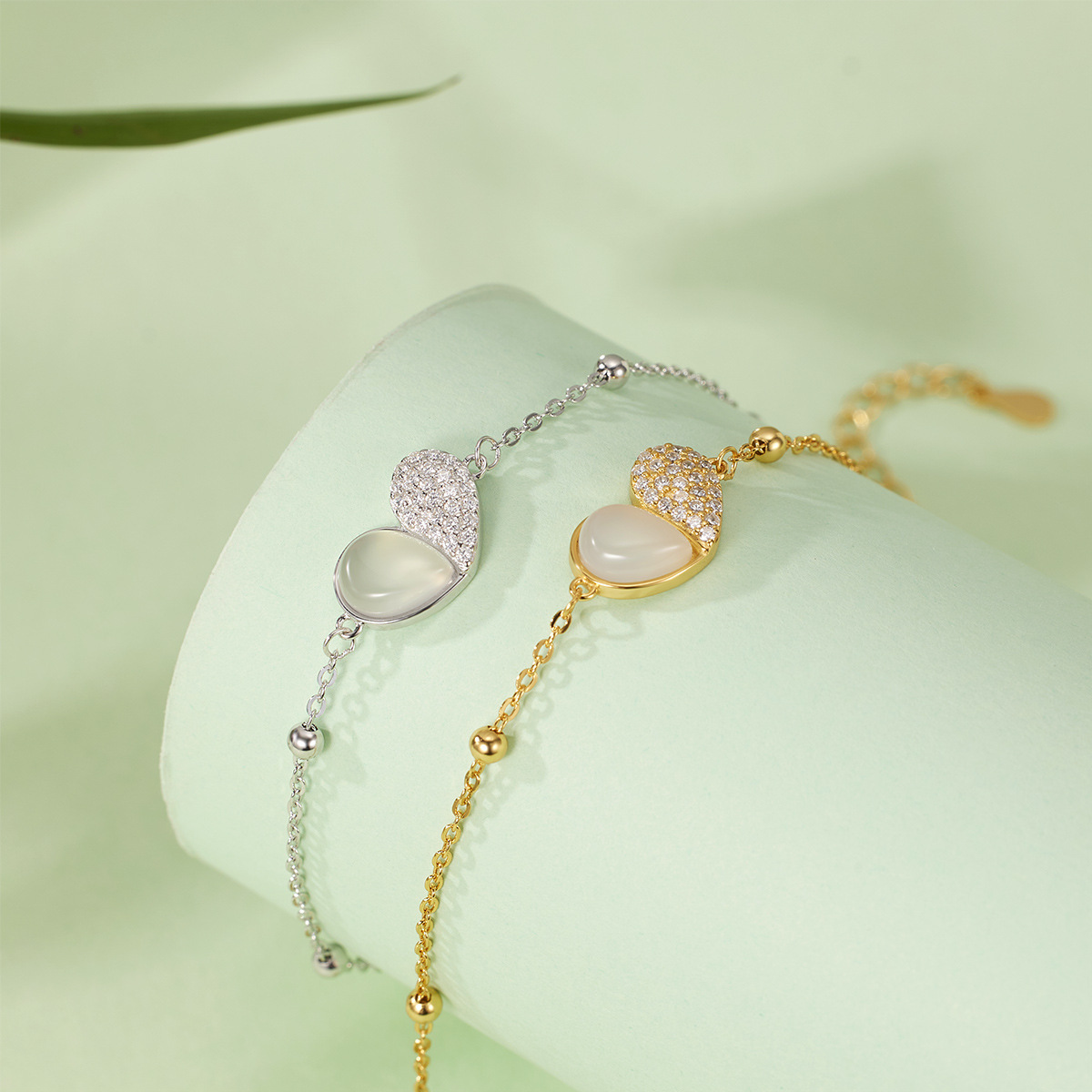 This fashionable and versatile heart-shaped bead bracelet, set with white chalcedony, is a unique and light luxury design for women's jewelry Specification image