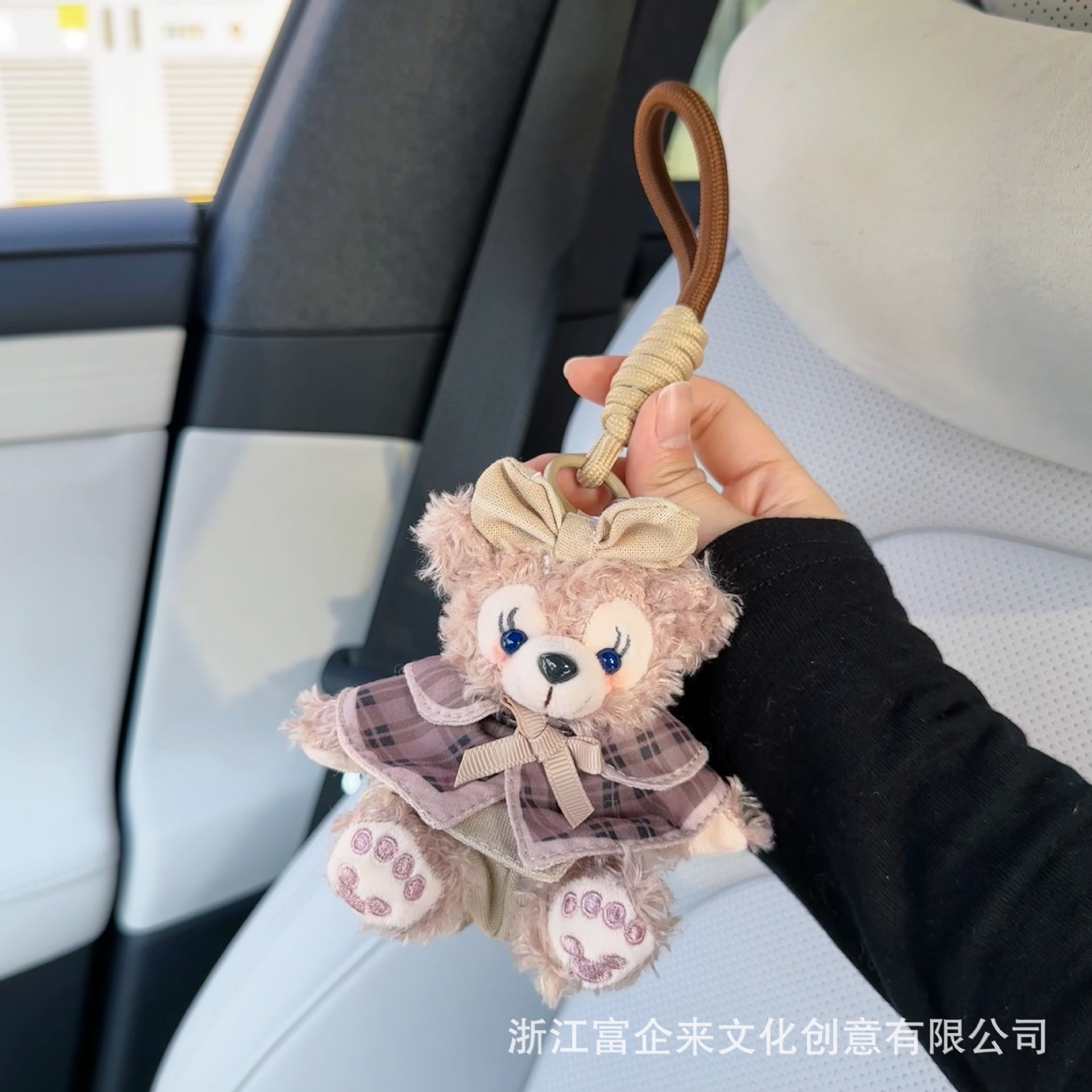 Wholesale of the same style of popular Xue Li Mei bags, car accessories, cartoon keychains, crossbody bags and plush toys as those on Xiaohongshu details Picture