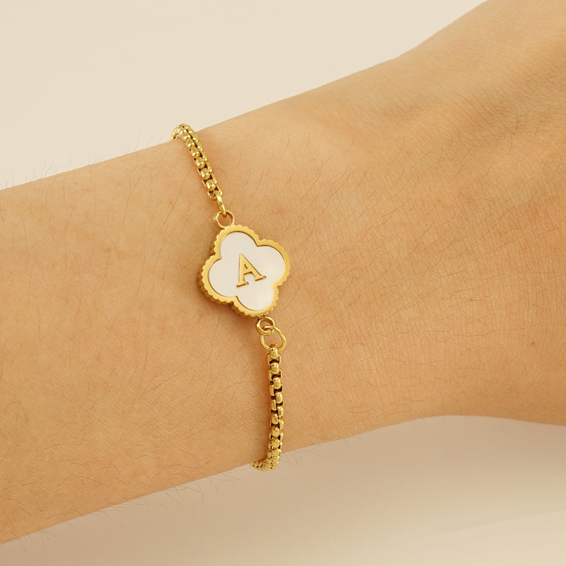 A new cross-border stainless steel shell four-leaf clover letter bracelet from Europe and America, with a high-end and niche design, is a versatile accessory Specification image