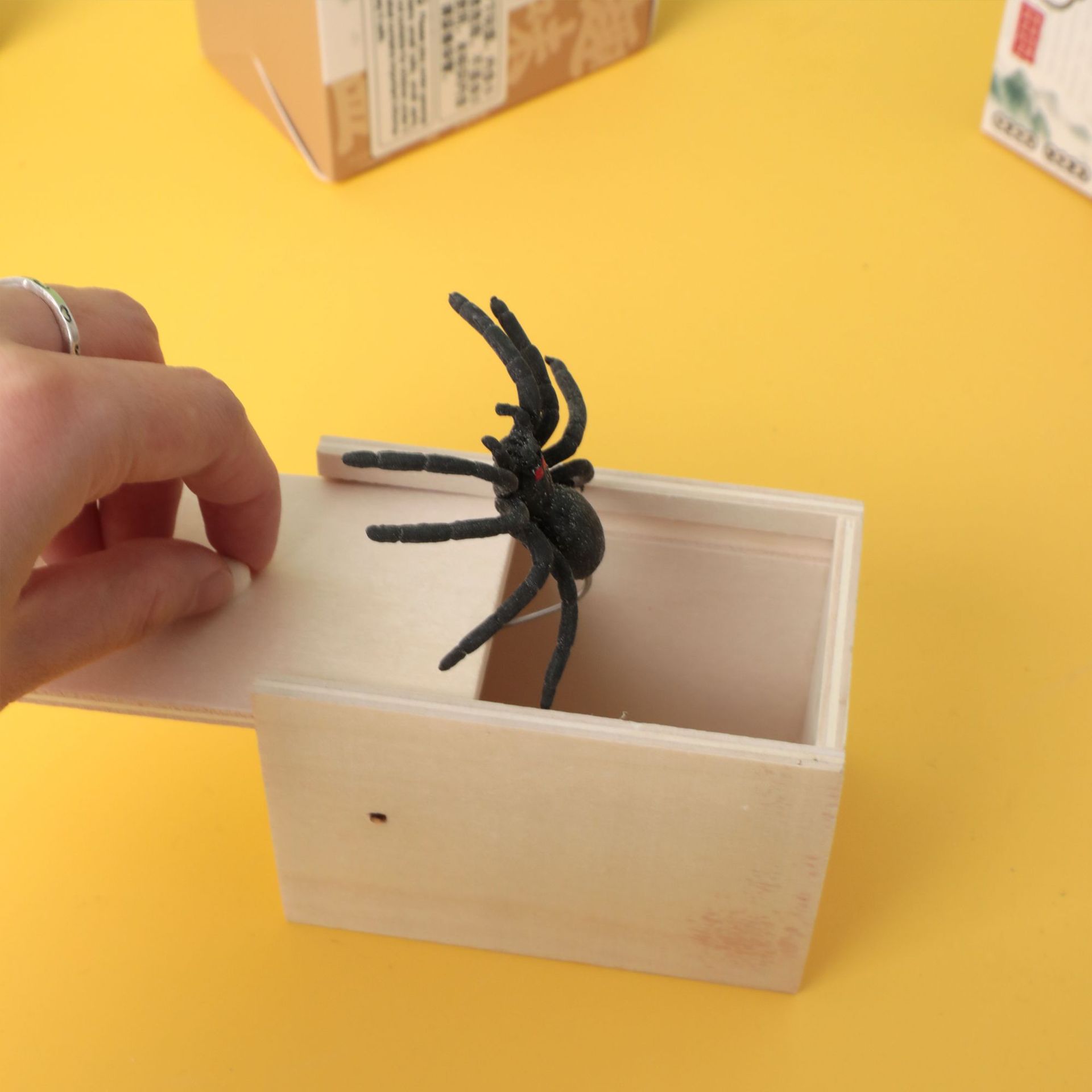 传统户外整蛊蜘蛛木制玩具整蛊玩具儿童户外整蛊蜘蛛玩具