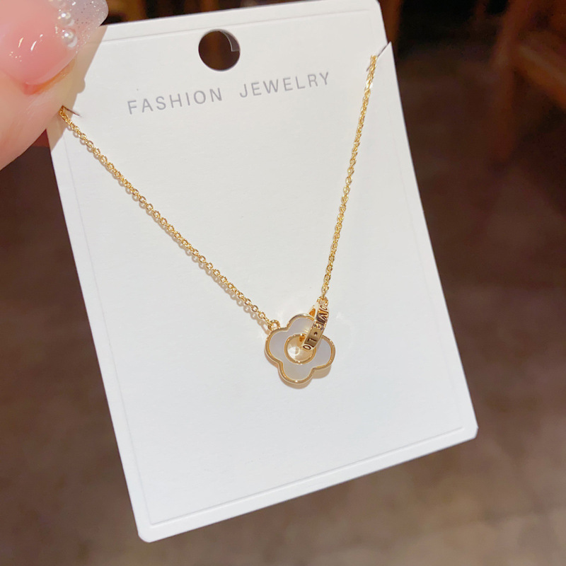 Influencers moda versátil doble anillo cuatro hojas flor shell collar para mujeres nicho diseño ligero lujo alto sentido cadena clavícula accesorios Application Scenario