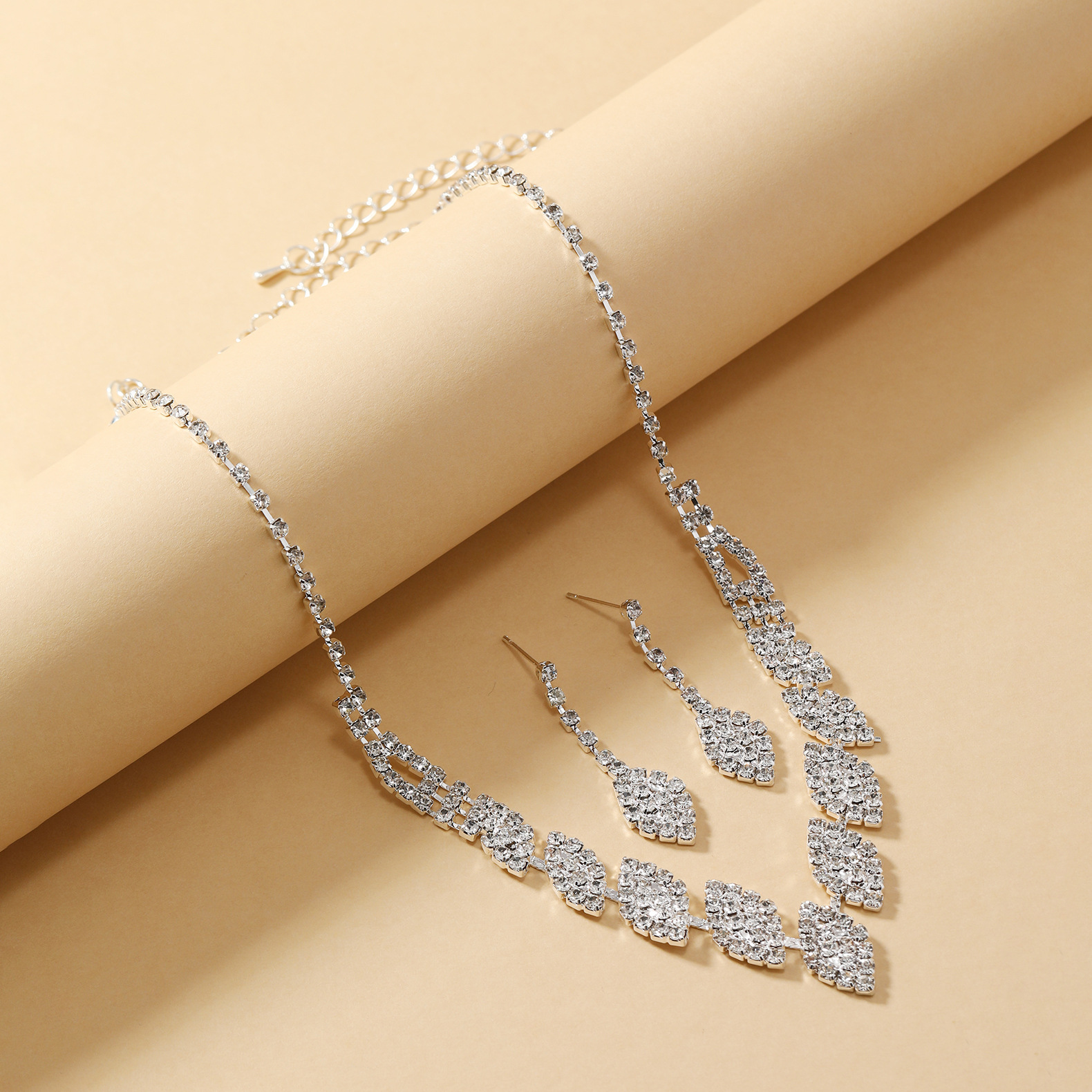 European and American cross-border best-selling women's jewelry, light luxury evening gowns, accessories, wedding dresses, two-piece sets, necklaces and earrings Application Scenario