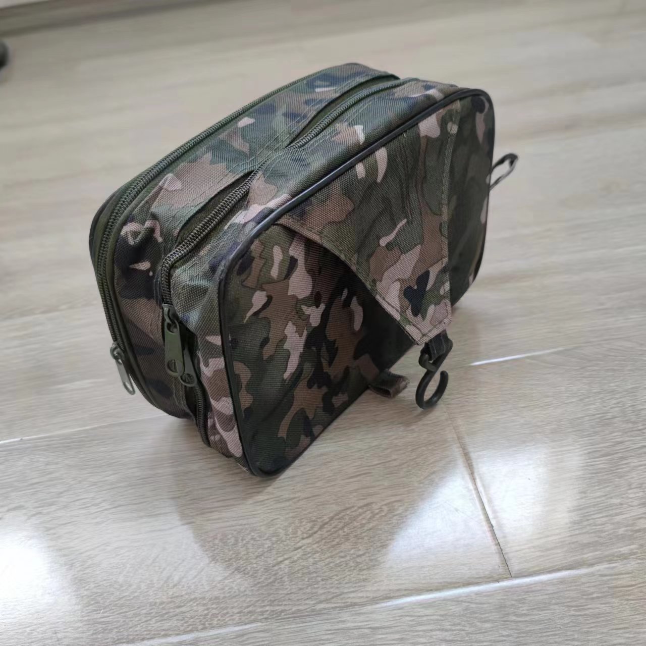 迷彩双层洗漱包大容量内务收纳包牛津布挂钩洗漱袋户外休闲产品图