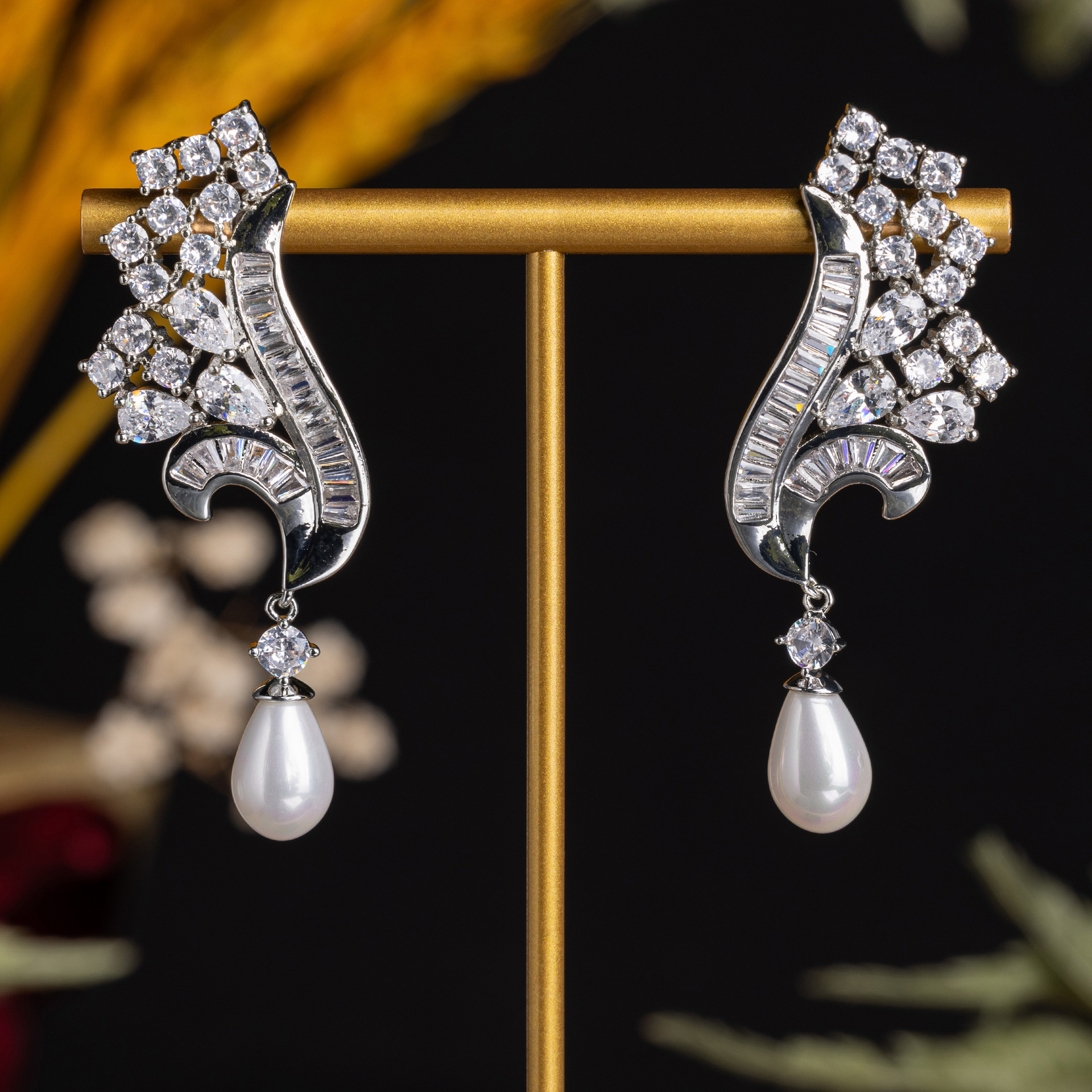 Cross-border European and American heavy industry geometric full diamond copper set zircon earrings, women's light luxury style, individual stud earrings, high-end sense earrings LY5687 Getisa jewelry, fashionable jewelry, banquet dress earrings, tassel earrings Specification image