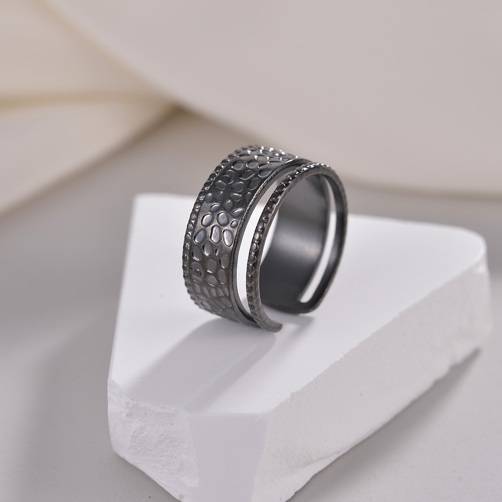 A popular cross-border product from Europe and America, Shein, on Amazon, is a hydraulic movable ring with adjustable hammering patterns for women, made of titanium steel Application Scenario