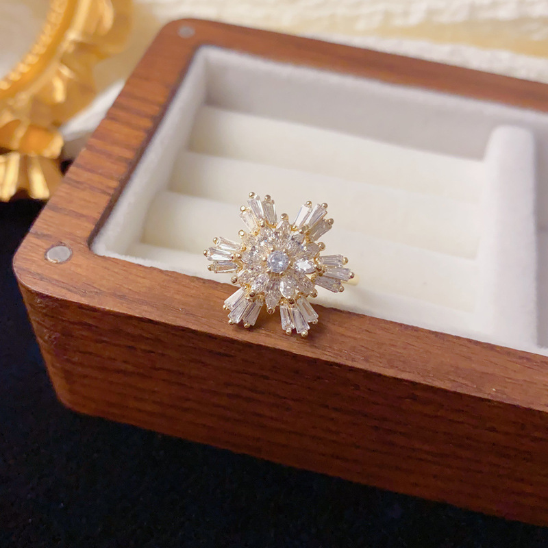 Wholesale of niche, exquisite, fashionable and versatile full-diamond snowflake open-mouth rings for women, with a unique, light luxury and high-end feel that is super dazzling details Picture