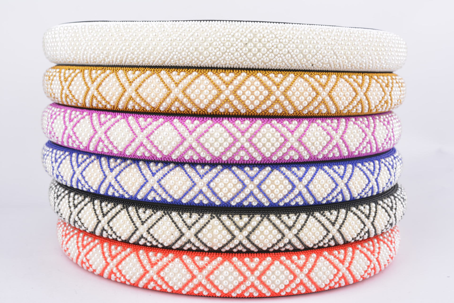 All-season steering wheel covers with pearl and diamond inlay, anti-slip universal steering wheel covers for ladies, wholesale handlebar covers for export details Picture