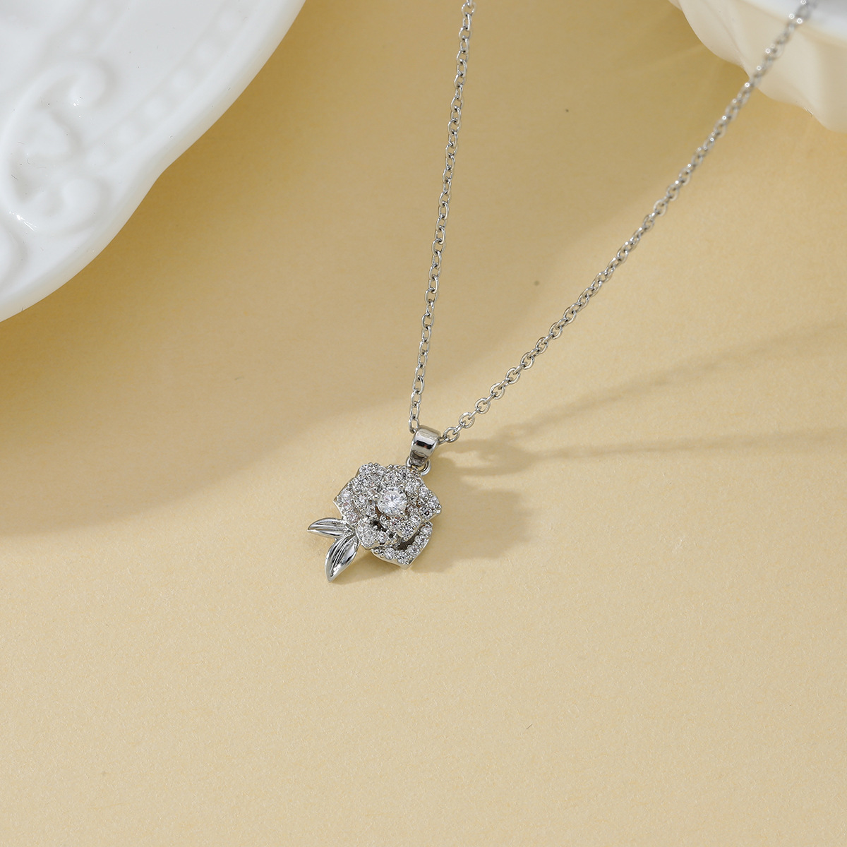 New genuine gold electroplated micro-inlaid zirconium elegant rose necklace for women's collarbone chain, new versatile accessory for women Specification drawing