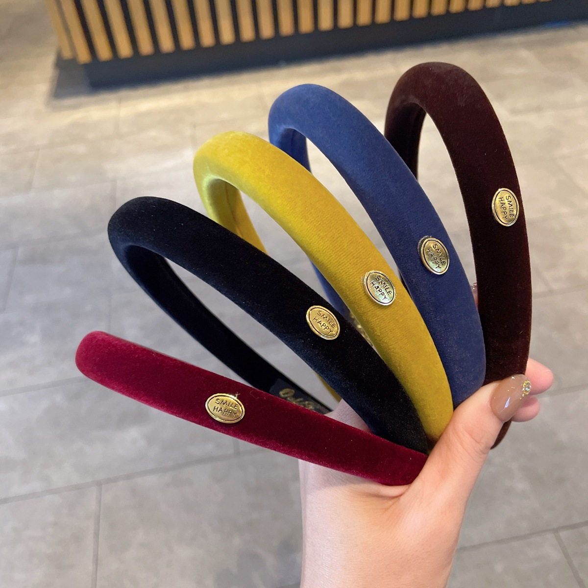 The small gold label narrow version of the colorful velvet hairband is a new autumn and winter high top sponge headband and a versatile hairpin accessory