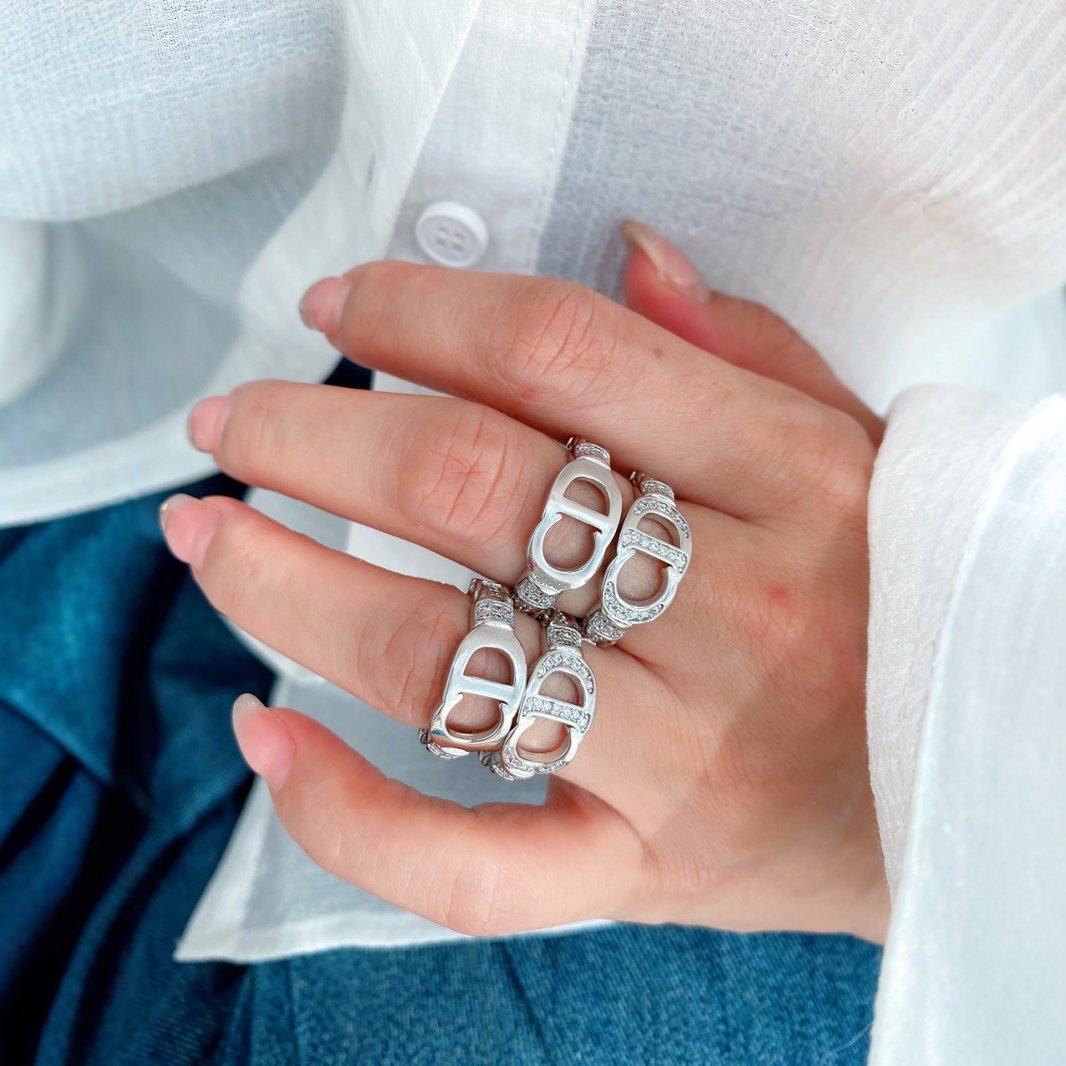 A metal retro high-end bracelet for women with an Instagram niche design, a light luxury, European and American fashion, and a cold style set Application Scenario