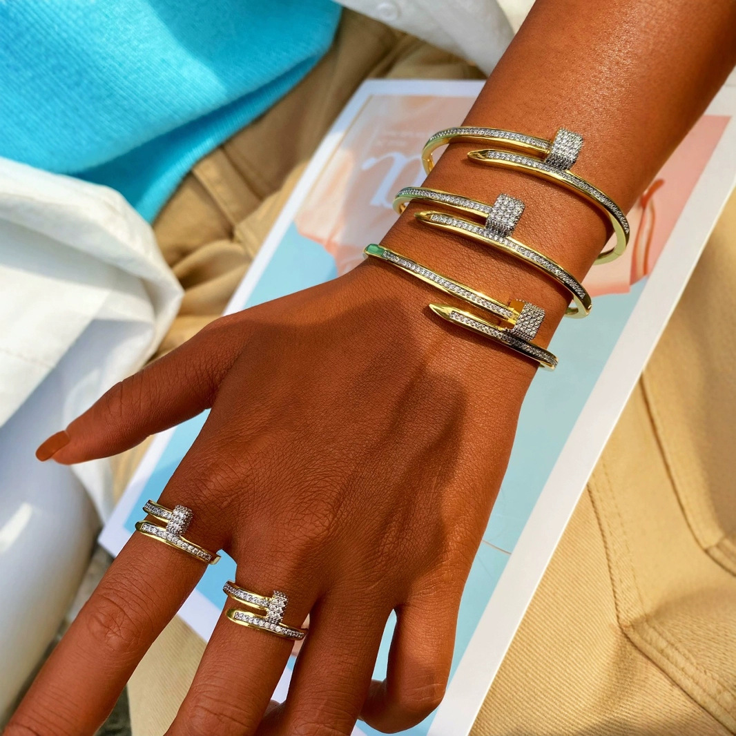 A popular two-color electroplated nail ring and bracelet set in European and American fashion, with a slightly inlaid zircon ring and bracelet for women full figure