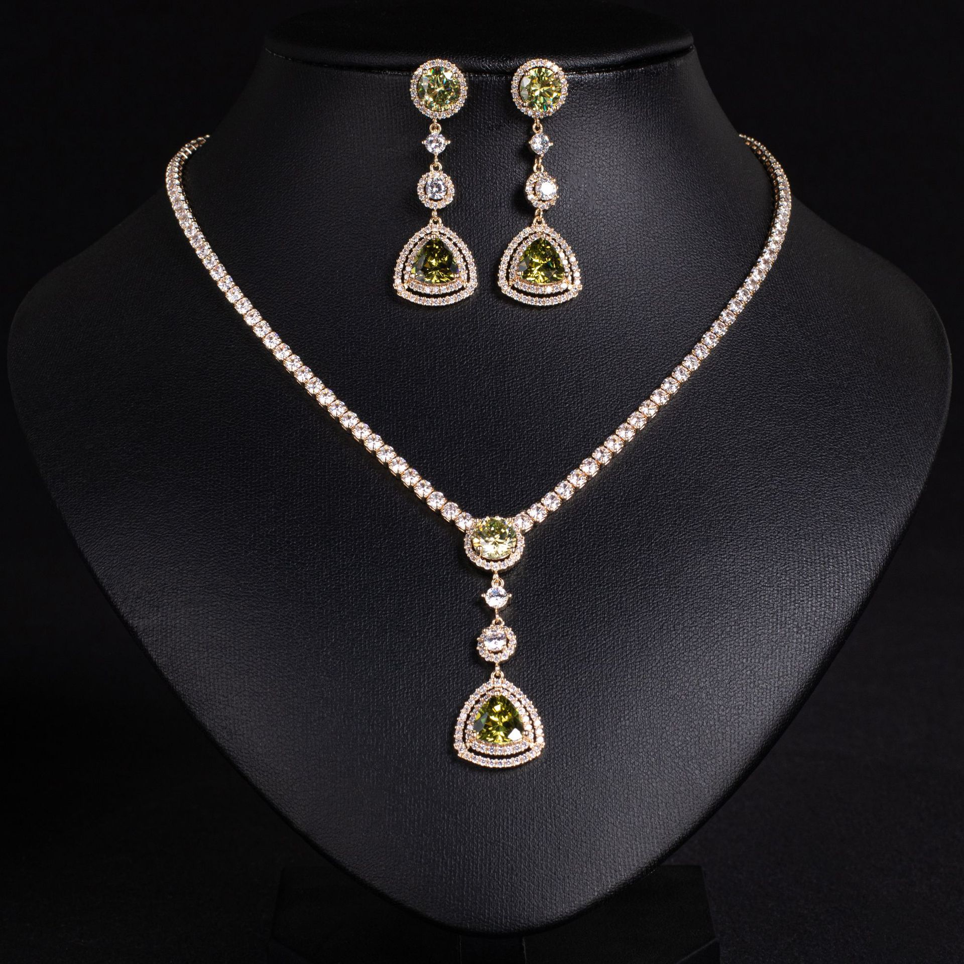 Wholesale of European and American fashionable and individualistic men's and women's necklaces, triangular and round pendants, box chains, geometric pendants, necklaces and earrings Specification image