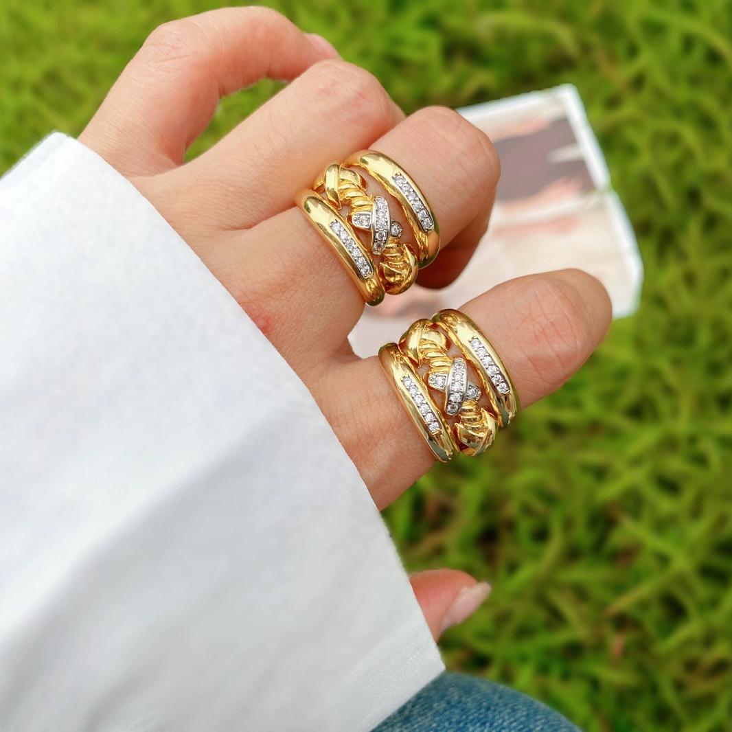 European and American micro-inlaid zircon three-dimensional bee ring, a trendy and simple finger ring with adjustable opening details Picture