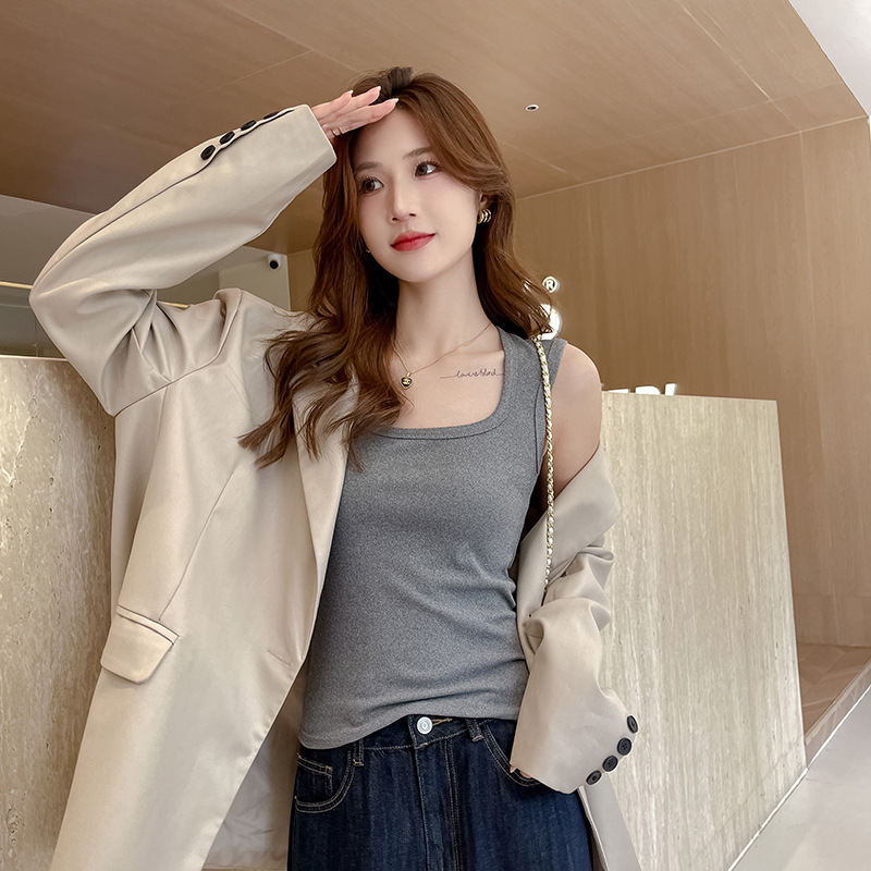 For autumn and winter, wear a Korean-style fleece, warm, brushed, wide-shoulder, backrest lingerie with a base layer, a slim sleeveless, muscular, square-neck top Application Scenario