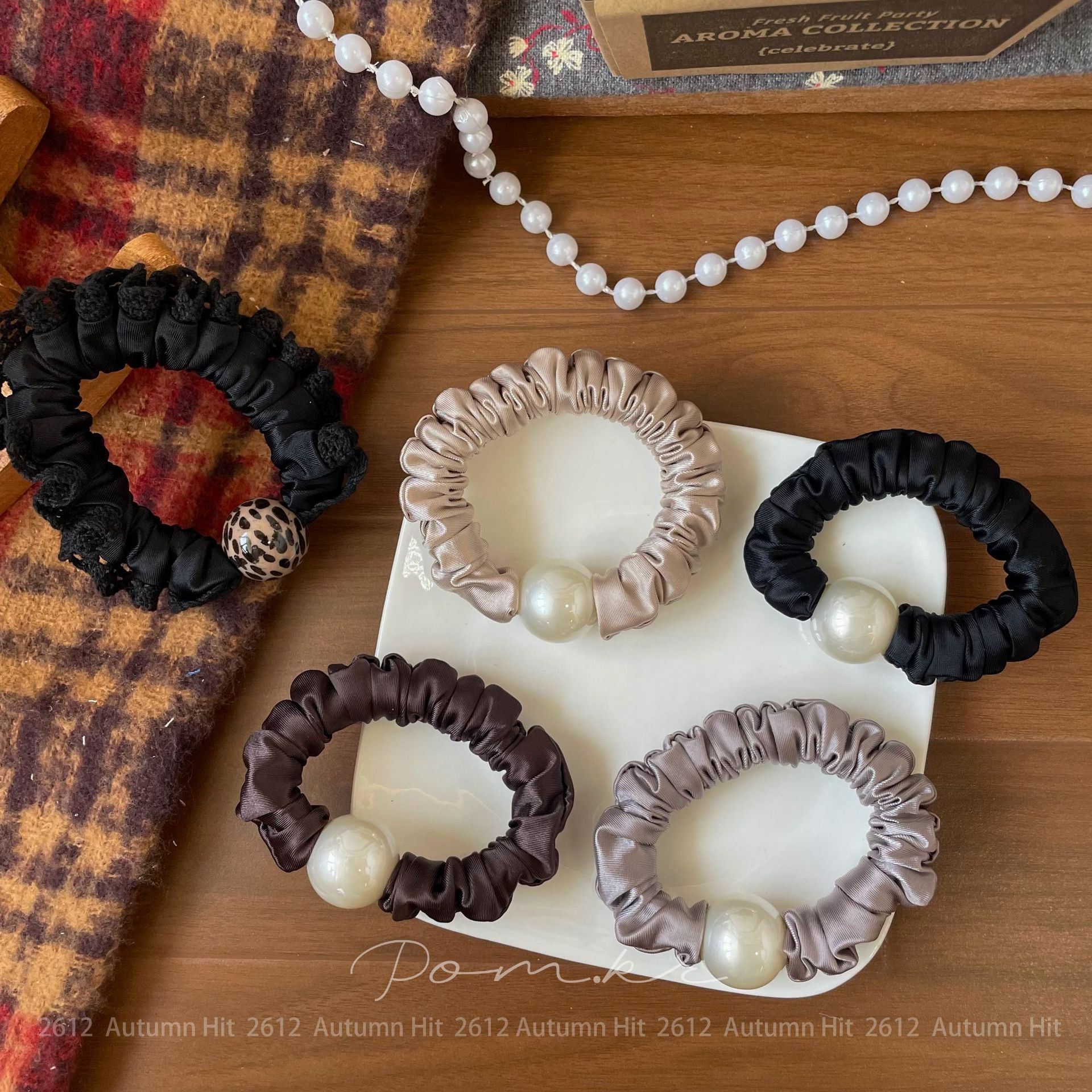 Korean-style satin pearl large intestine band, a niche design lace leopard print hair band, for daily commuting and tying hair bands Specification image