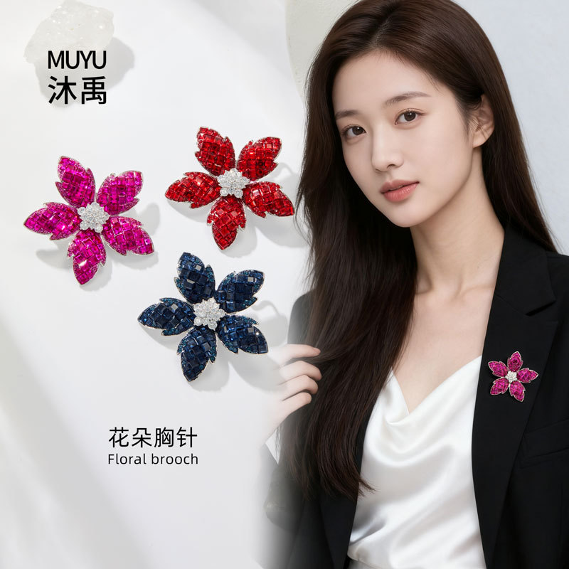 Heavy industry high-end red, pink and blue three-color diamond flower brooch, original light luxury suit coat accessory, exquisite women's pin details Picture