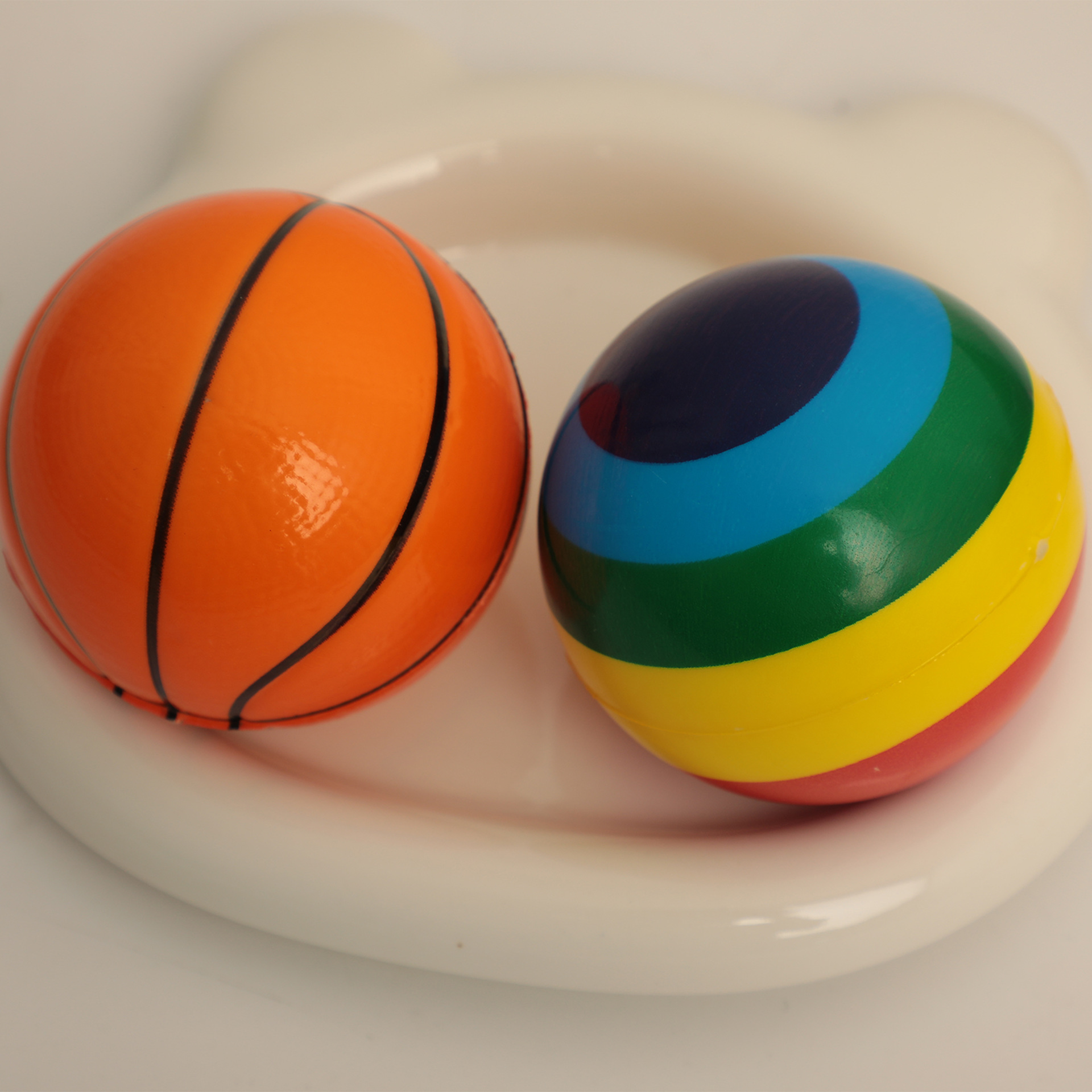 Pequeño libro rojo búsqueda caliente juguetes para niños paletas baloncesto fútbol juguete de bola elástica juguete de goma disponible al por menor disponible al por mayor Application Scenario